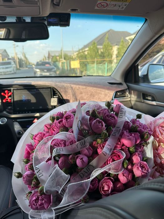 Арзан бағада букет гүлдер сатылады.