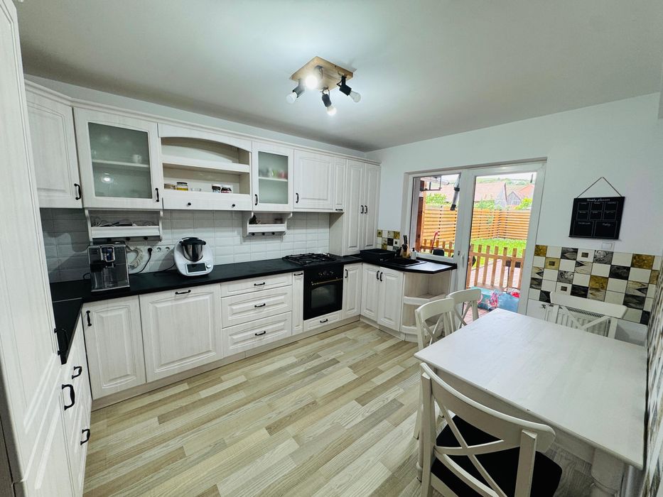 Casa de inchiriat cu 4 camere-de inchiriat sau de vanzare