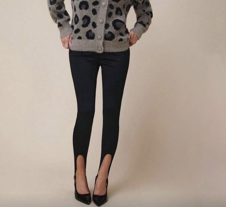 Черен клин по тялото – еластичен и удобен