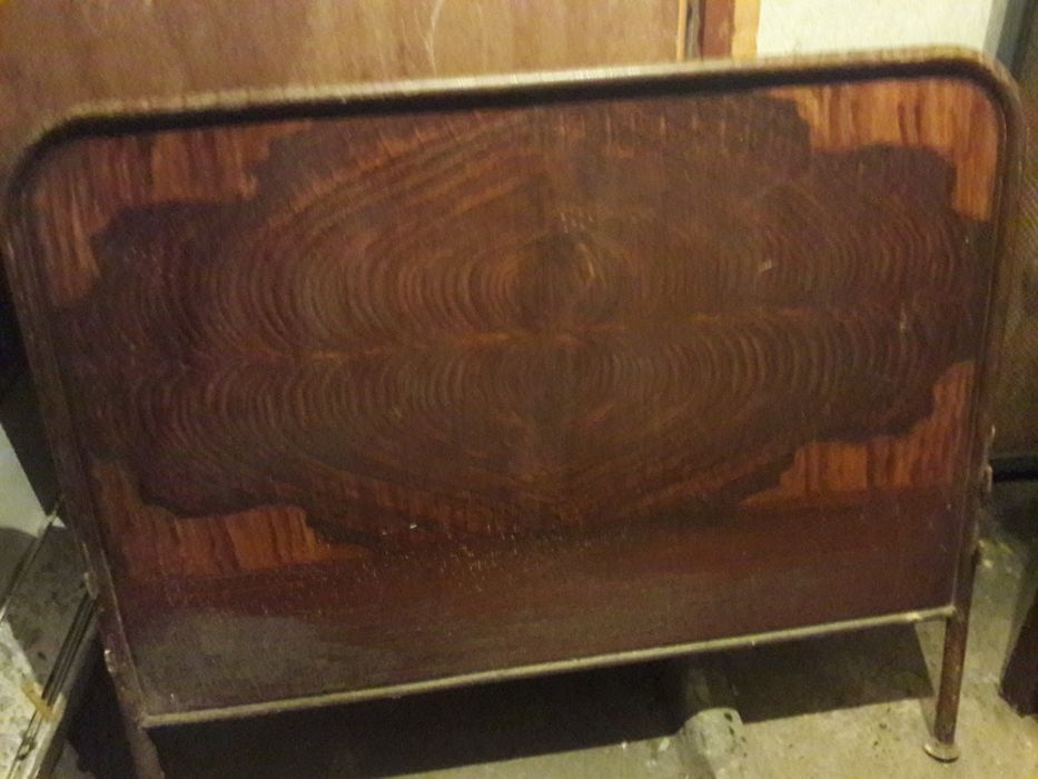 Старинен шкаф и креват