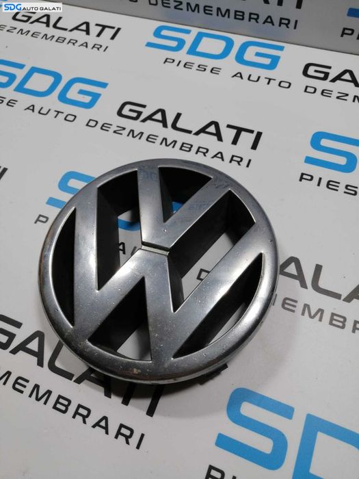 Sigla Emblema de pe Grila Bara Spoiler Fata Volkswagen Passat B5 1997 - 2001 Cod 3B0853601 3B0853601A