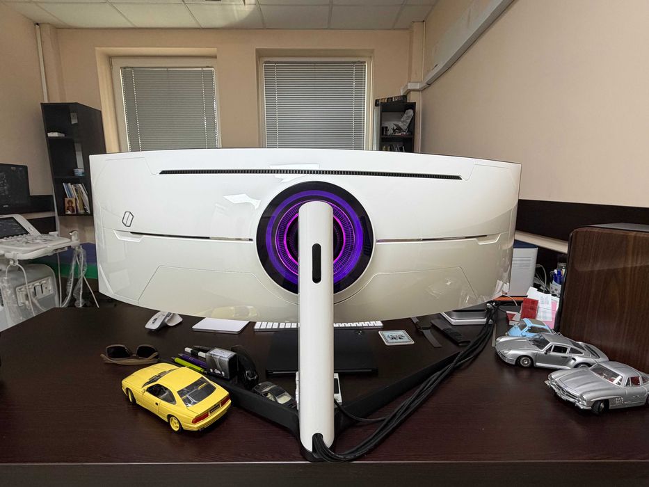 Samsung Odyssey G9 49" DQHD 240Hz (LC49G95TSSUXEN) — с оригинална кутия, безупречен