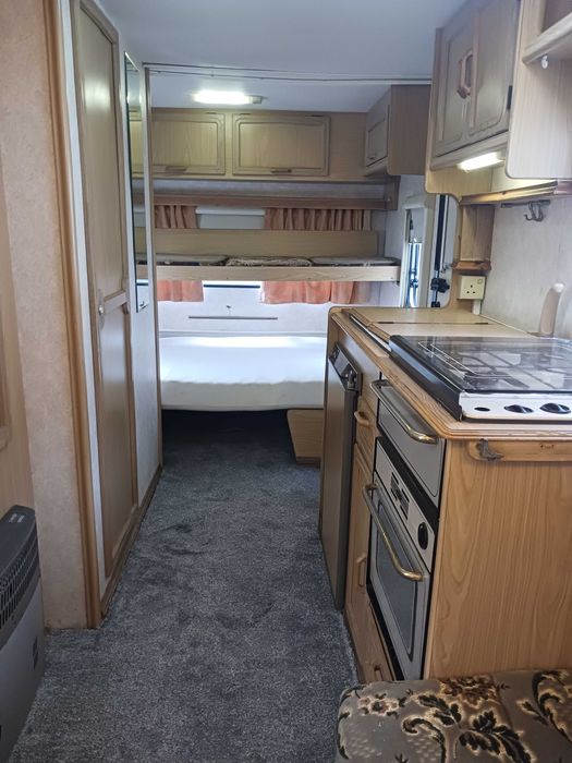 Vind caravana ranger 2002 adusa recent din anglia.