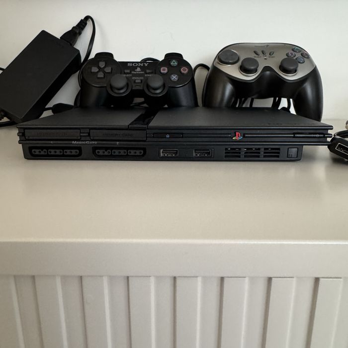 PlayStation 2 slim чипованная и 2 джостика