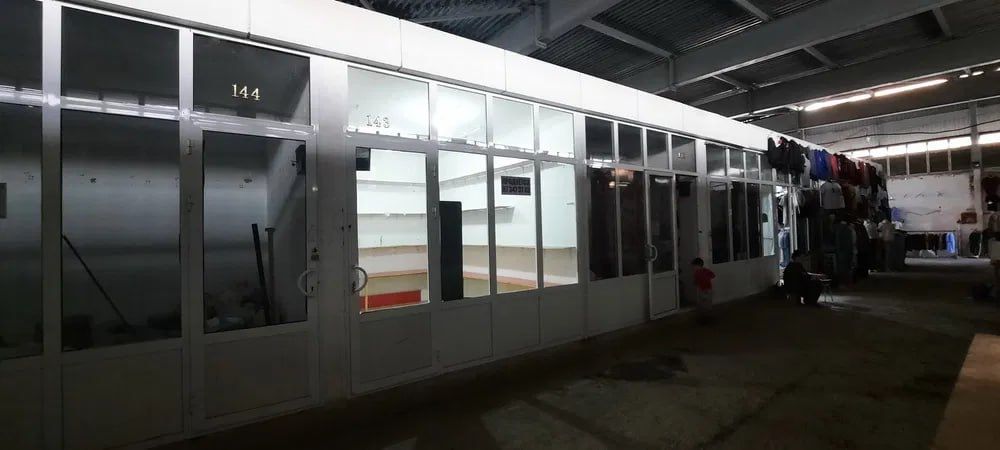 Chirchiq Shahrida Karvon Bozorida dokonlar sotiladi