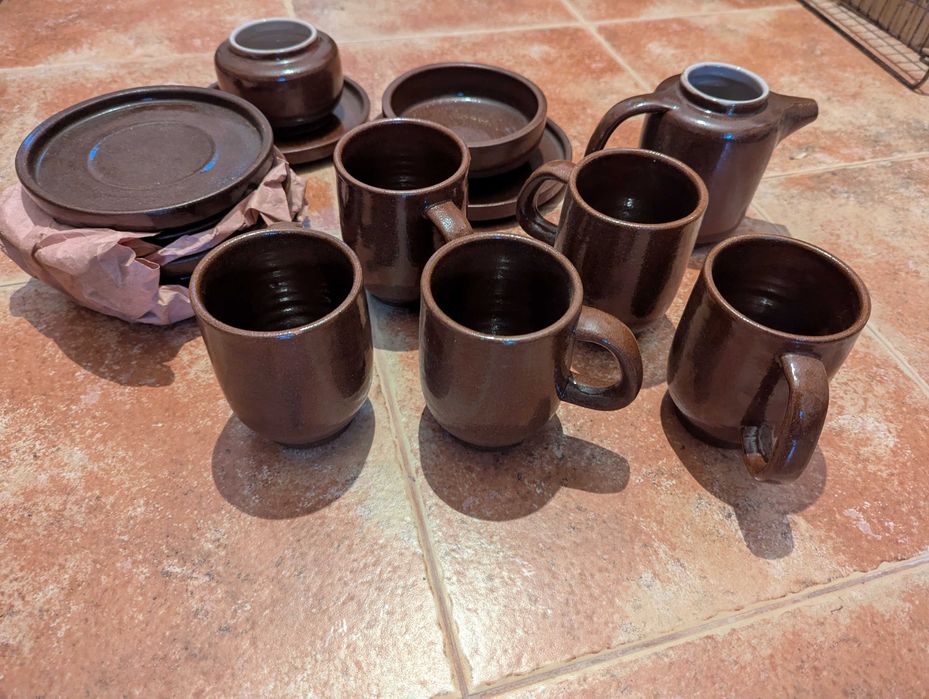 продавам керамичен сервиз и вази