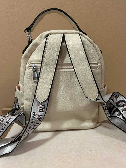 Малка дамска раница в светло бежов цвят