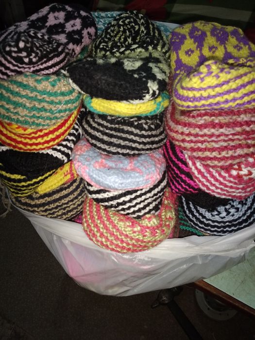 Продам из акрила шерстяные тапочки разных размеров.