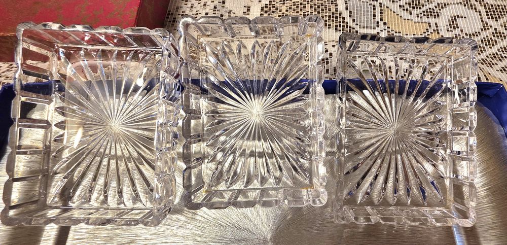 Set tava metal si 3 boluri cristal