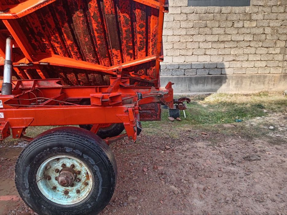 Traktor prisep sotiladi