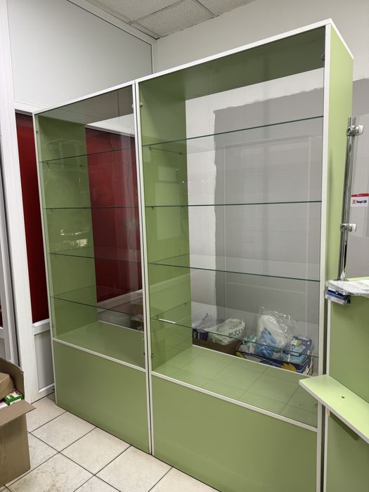 Продам витрины и кассовый шкаф.