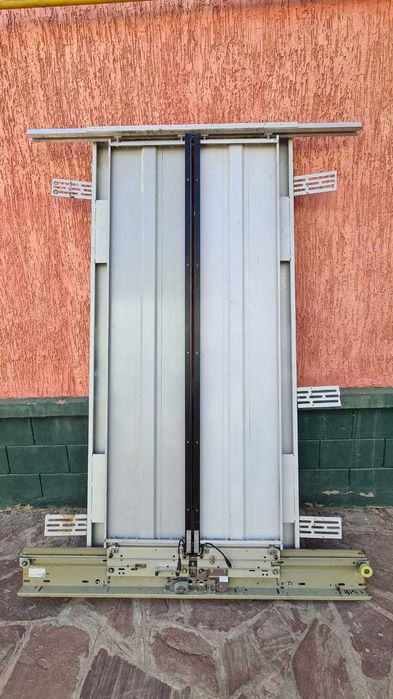 Дверь лифта с платой