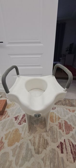 Насадка унитаза с подлокотниками