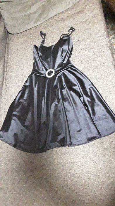Rochie de ocazie matase neagra closata scurta.