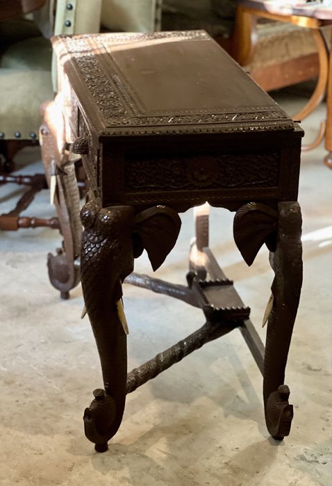 Consolă veche din lemn masiv sculptată manual, cu elefanți – 2 sertare