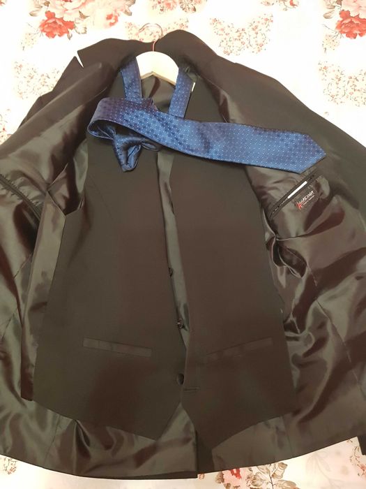 Официален мъжки костюм и риза