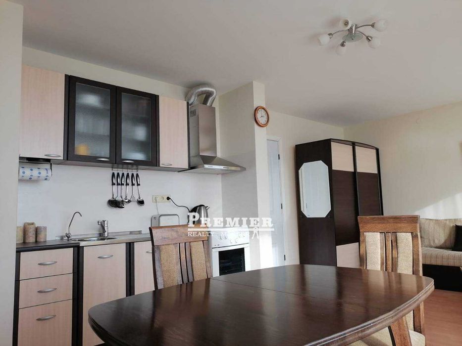 Предлагаме за продажба много просторен тристаен апартамент