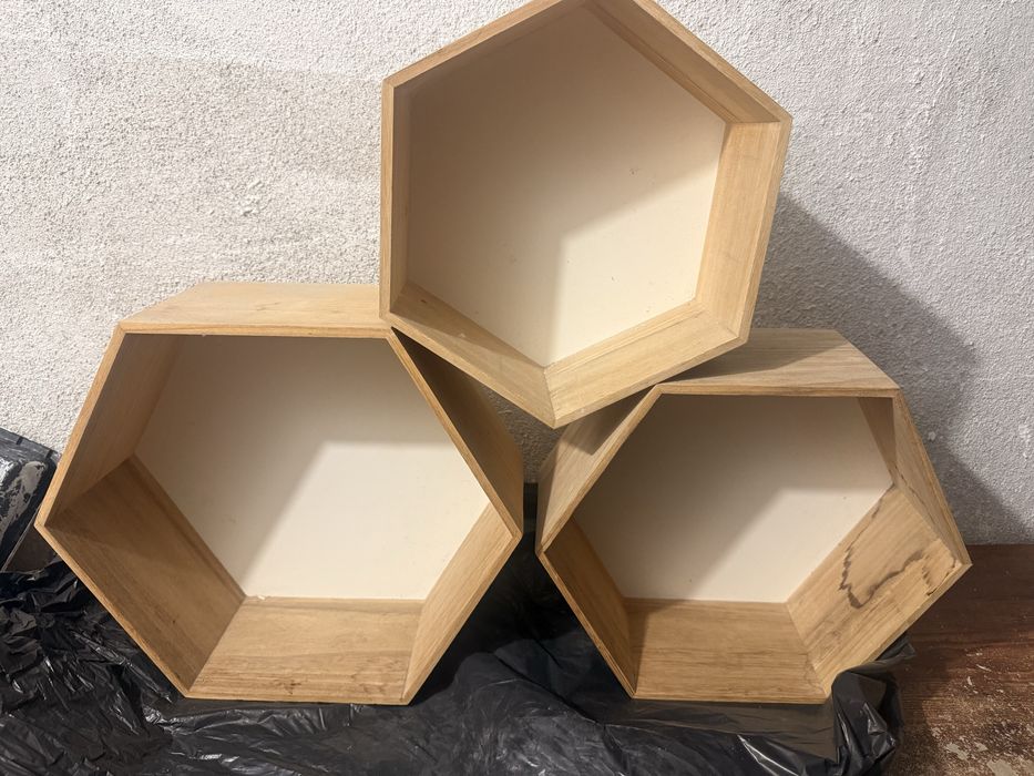 Стенни етажерки тип “медена пита” 3бр.