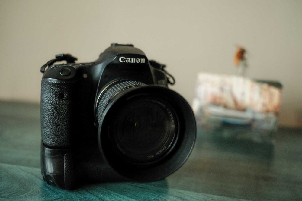 Canon 60D с китов обектив 18-55 mm и батериен грип