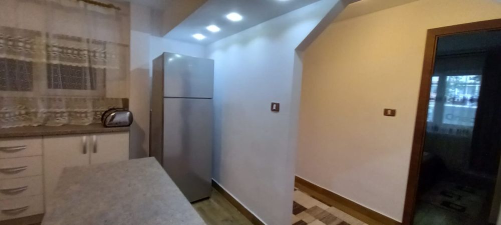 O camera de inchiriat în apartament de 3 camere decomandat