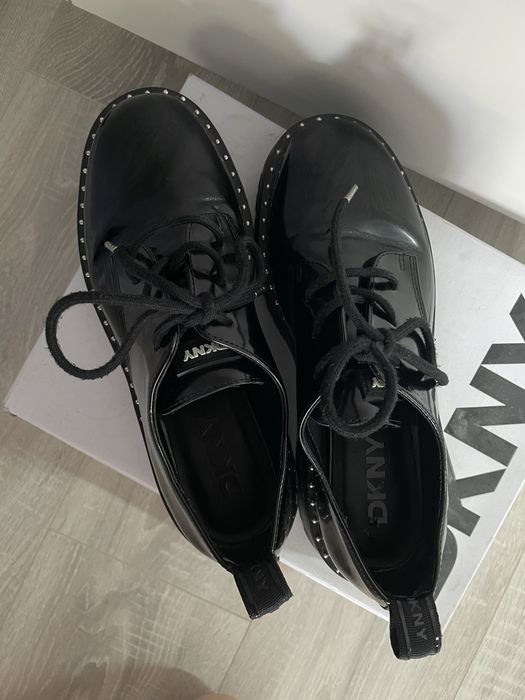 Дамски обувки на марката DKNY