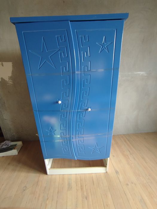 Yosh bolalar uchun Dars stoli, Shkaf, kravat