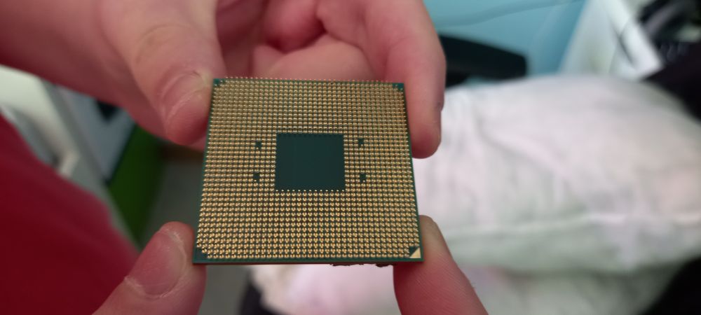 Видеокарта: RX 5600 XT; Процесор: Ryzen 5 3600XT; 120mm AIO Corsair