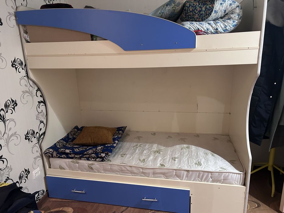 Продается 2х ярусная кровать с матрасом
