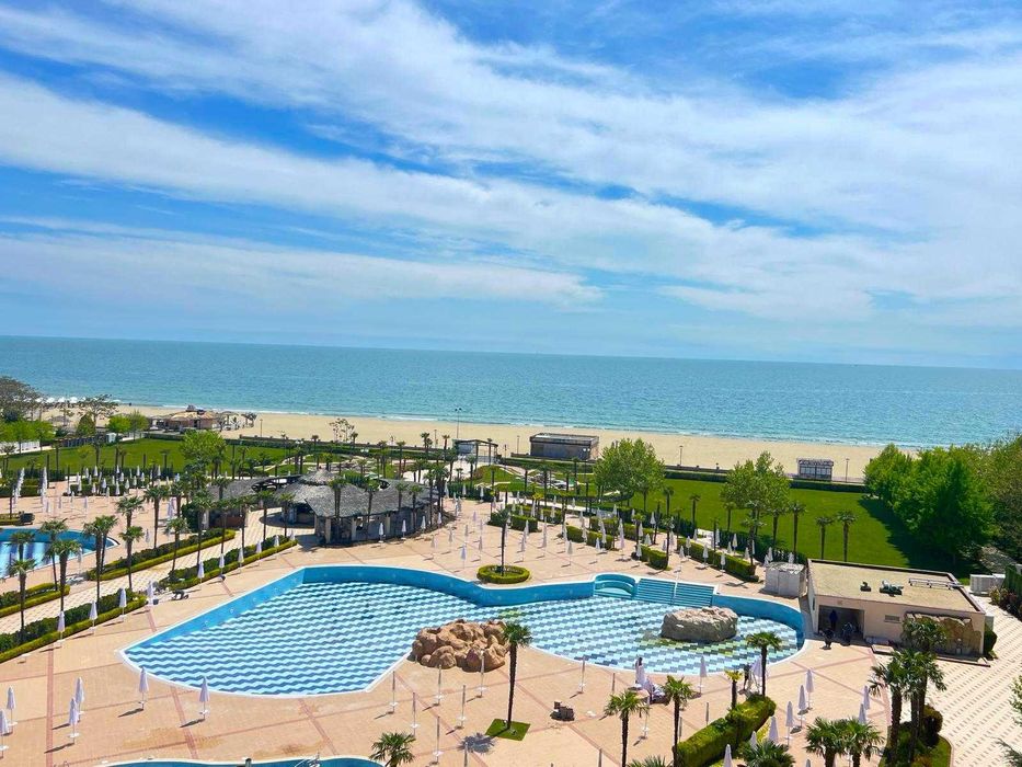 Просторен двустаен апартамент с гледка море, Първа линия