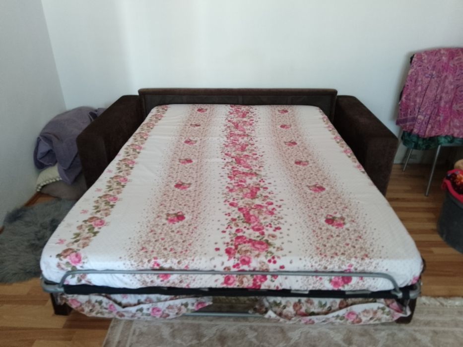 Canapea extensibila cu saltea model matrimonial.