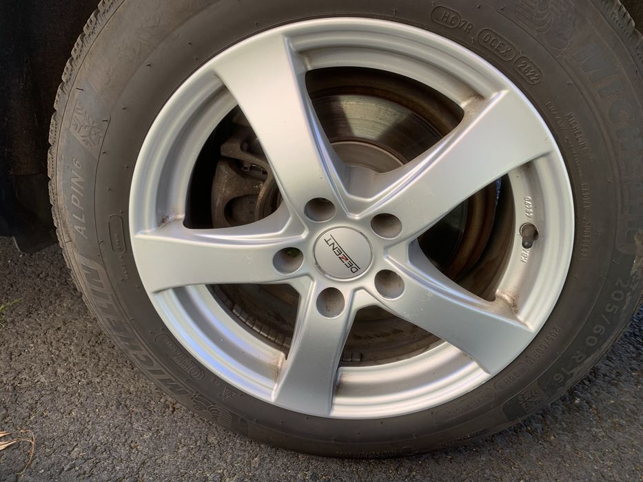 Vând jante dezent r16 prinderea 5x112 momentan puse pe vw sharan cu anvelope michelin. 205/60 R 16 M+S dot 2022 .