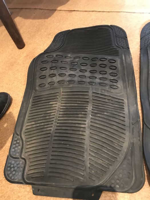 Продавам гумени стелки