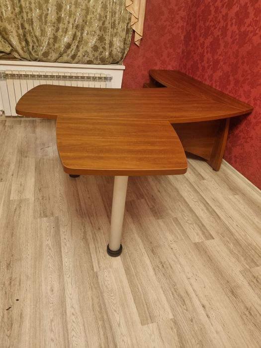 Офисный стол руководителя