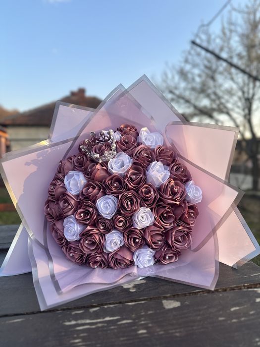 Aranjamente din trandafiri de satin