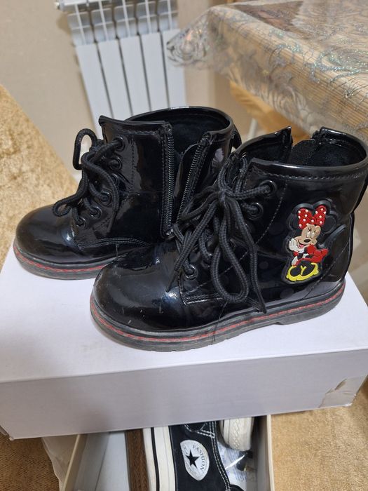 Продам детские ботинки