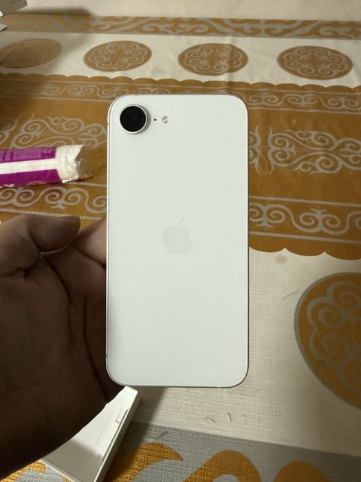 Продам Iphone 16e