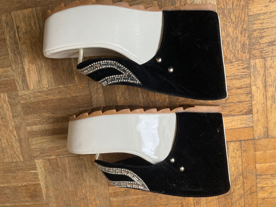 Дамски чехли от черен набук и бял лак с камъчета W Shoes