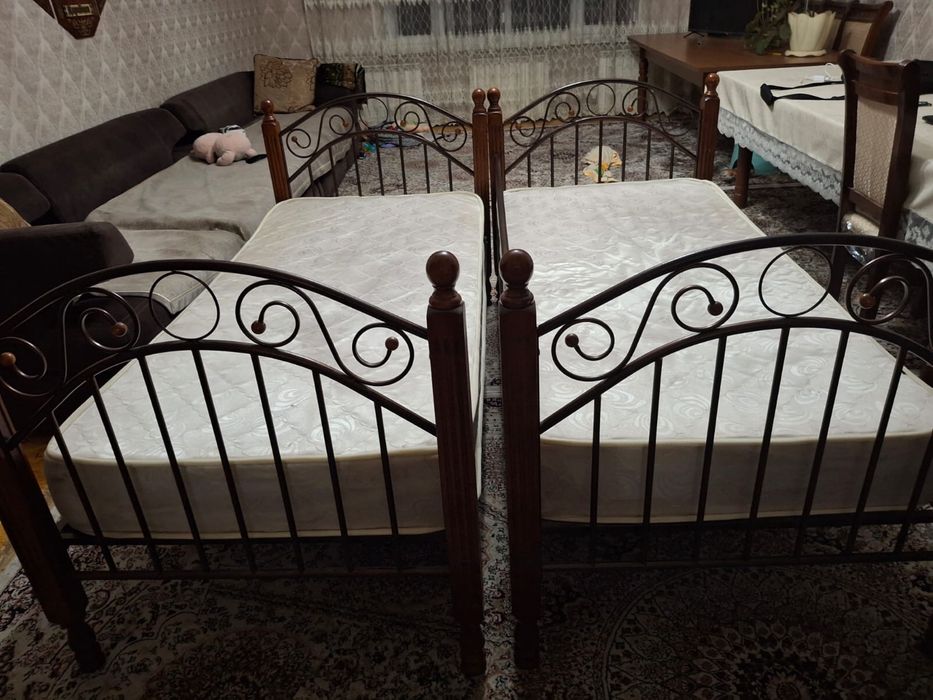 2 кровати с матрацами  б/у в хорошем состоянии, САМОВЫВОЗ