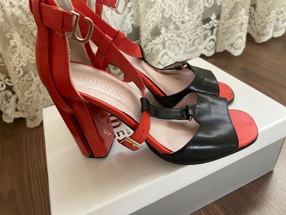 Босоножки на каблуках