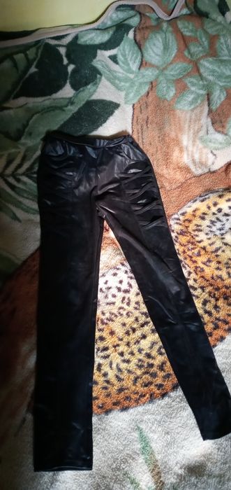 Продается два канбенезона женские и брюки б/у