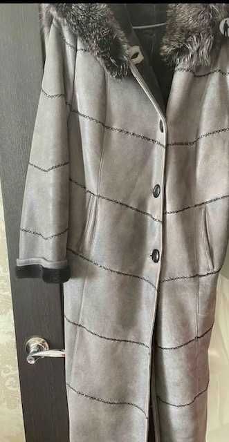 продам дубленку серый цвет 50-52р с меховым капюшеном