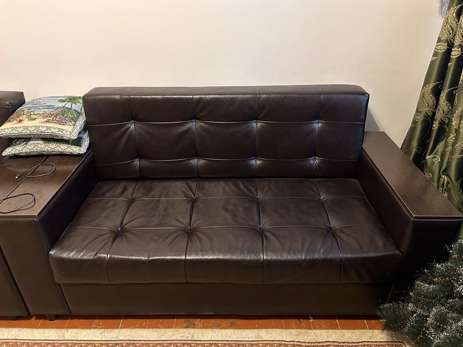 Продаю черный диван