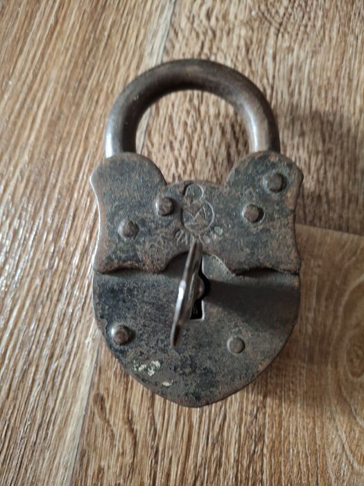 Продам навесные  замки  1950