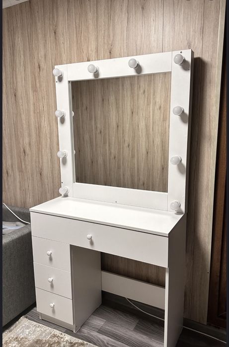 Шкаф зеркало с подсветкой белый почти новый