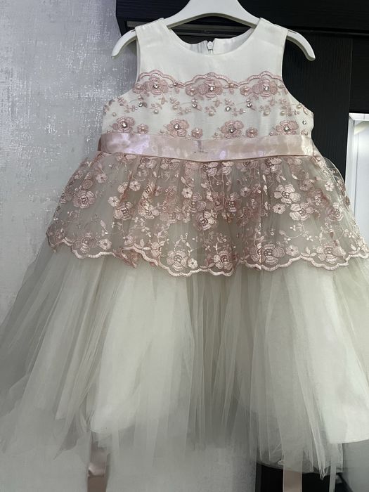 Платье нарядное на девочку 5-6 лет