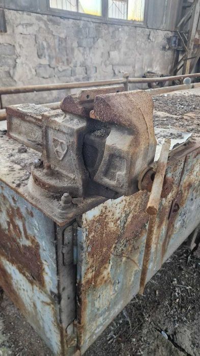 Тиски слесарные ТСЧ-140 мм, чугун, СССР  ГОСТ 4045-75 губцы 14см