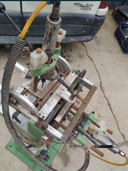 Двойно дискова пневматична машина за ъгли дограма индустрия