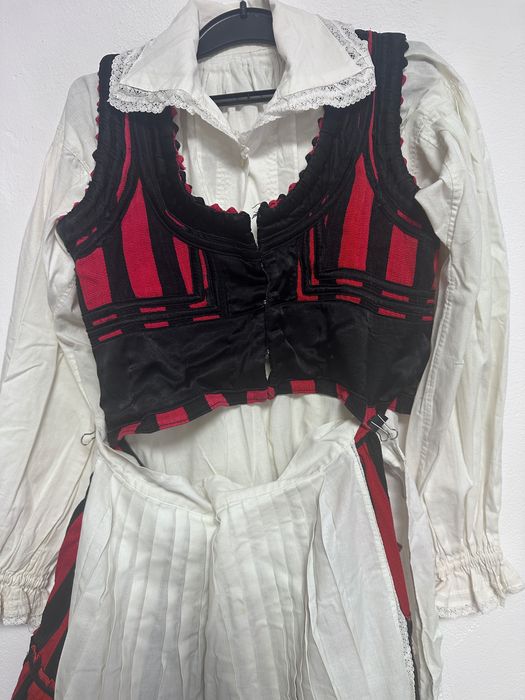 Costum popular anii 1980