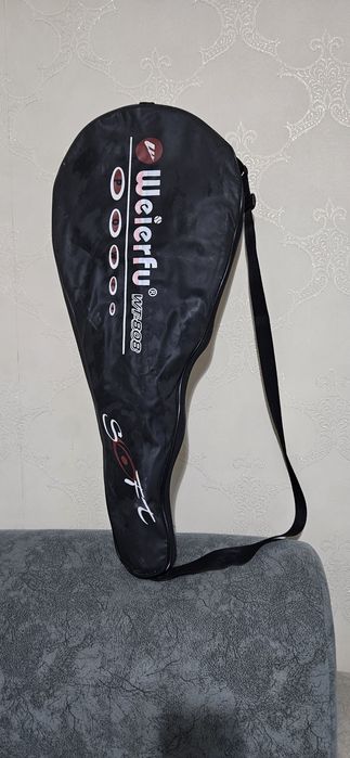 Теннисная ракетка