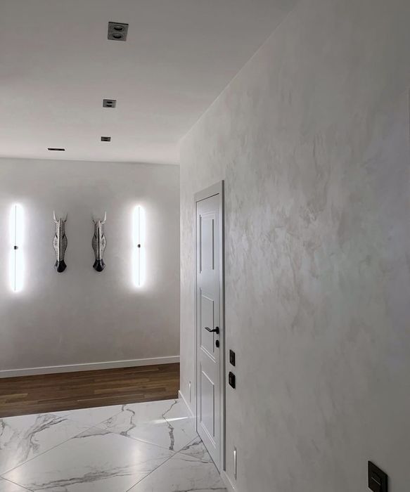 Нанесение декоративной штукатурки  микро цемент шелк бетон скала винил